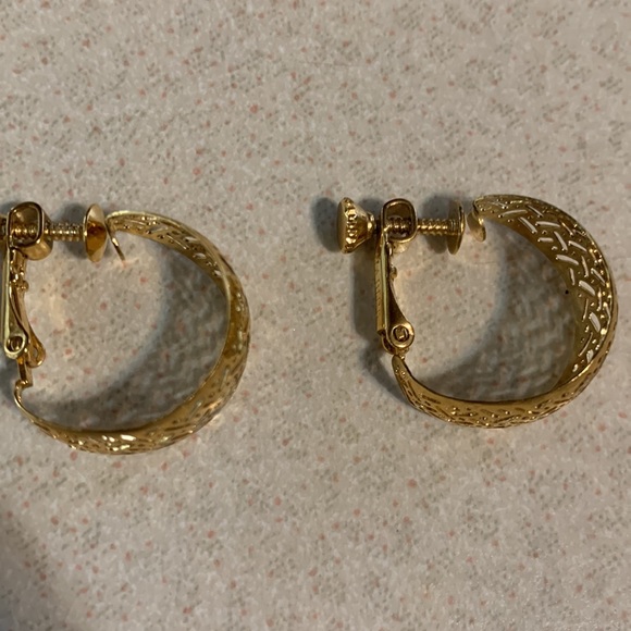 Vintage Napier gold tone lacy screw clip earrings (288) - Picture 3 of 5